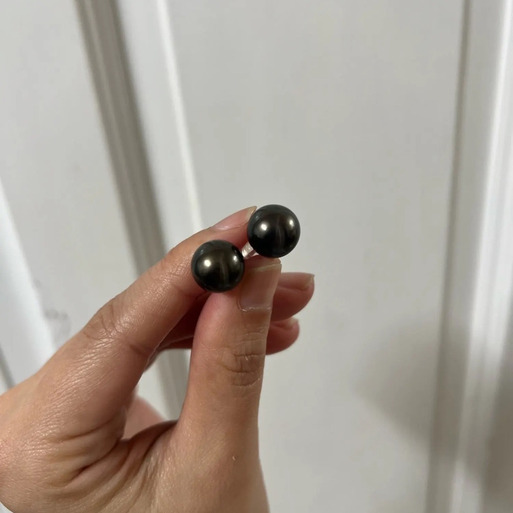 Black  Tahitian pearl in round shiny earrings - Picture 2 of 11
